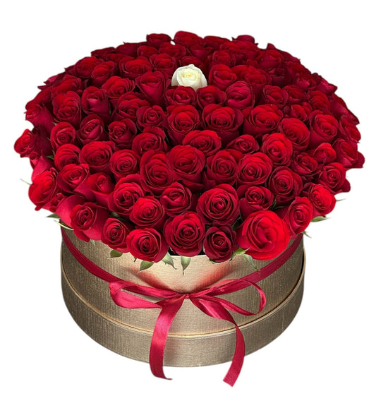 Luxury Roses with One White Rose in the Centre - Fresh Bouquet Co.